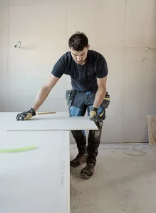 Artisan qui réalise des travaux de rénovation